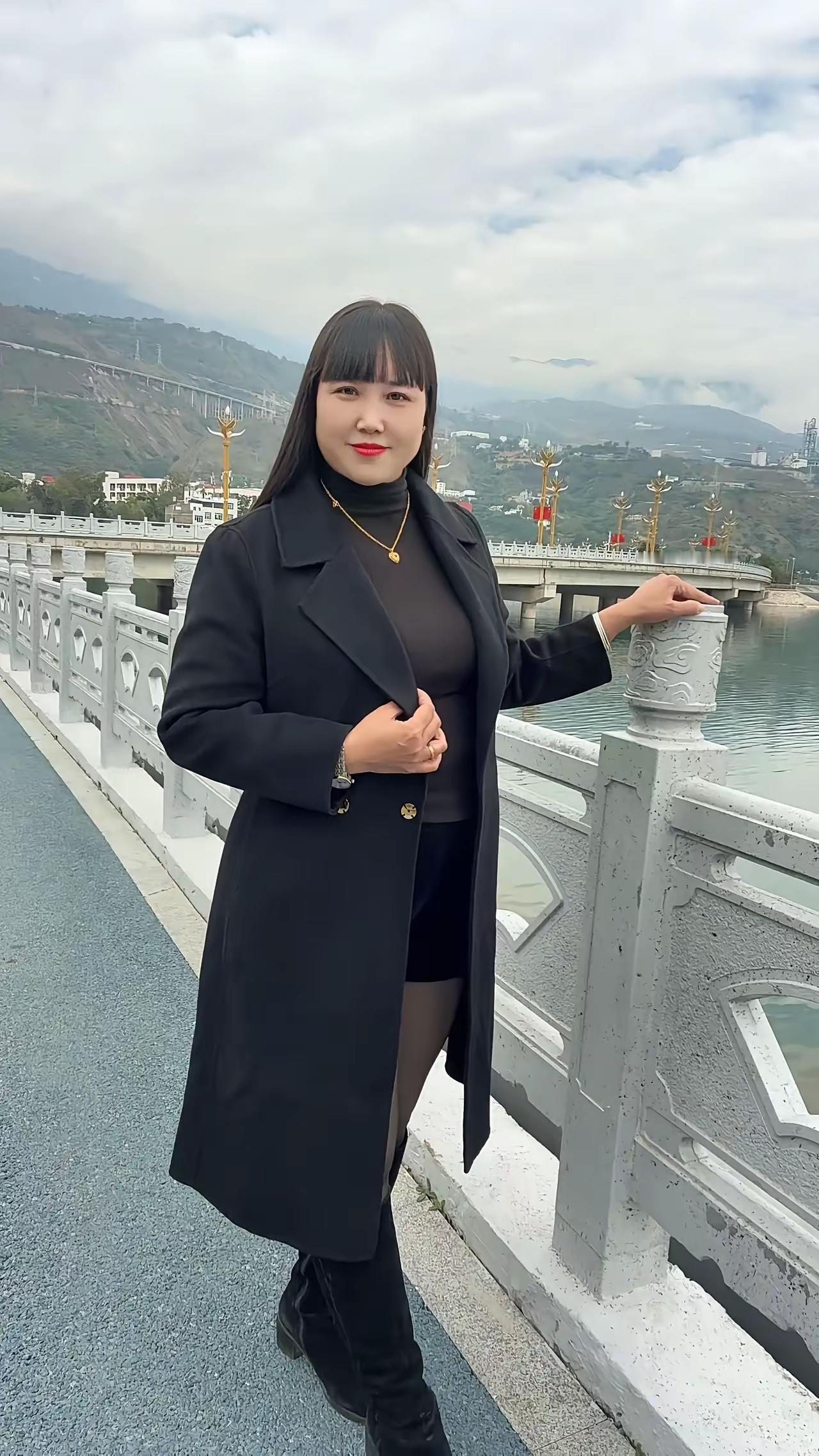 48岁的张姐已离异10年，独自抚养两个孩子。前夫对家庭不管不顾，离婚后，她一人身