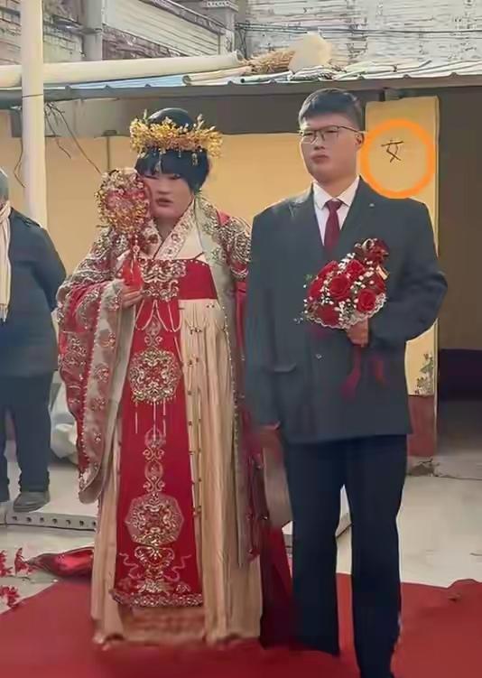 娶大衣哥女儿的这个小子，马上就可以享受到两个好处！虽然山东的老丈人都偏心自己的亲