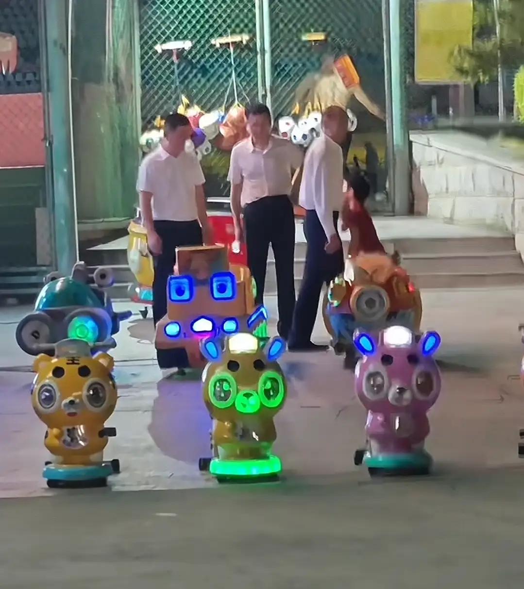 9月17号，福建泉州网友夜市遛弯，撞见“达利园大佬”许世辉：白衬衫黑西裤，像刚下