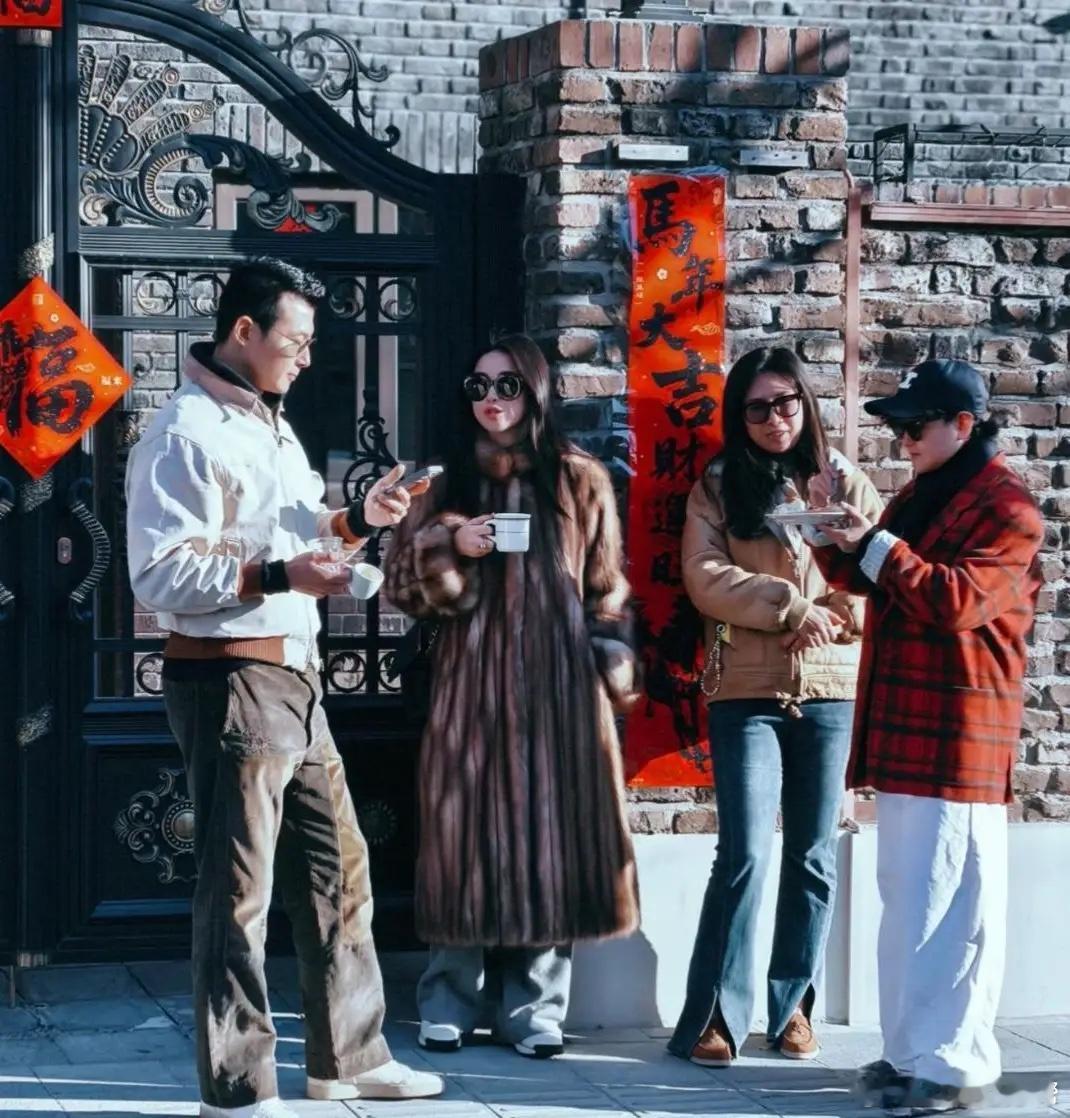 42岁朱珠和老公王昀佳新年到天津探望亲戚，夫妻俩打扮时尚贵气，一起骑网红电动三轮