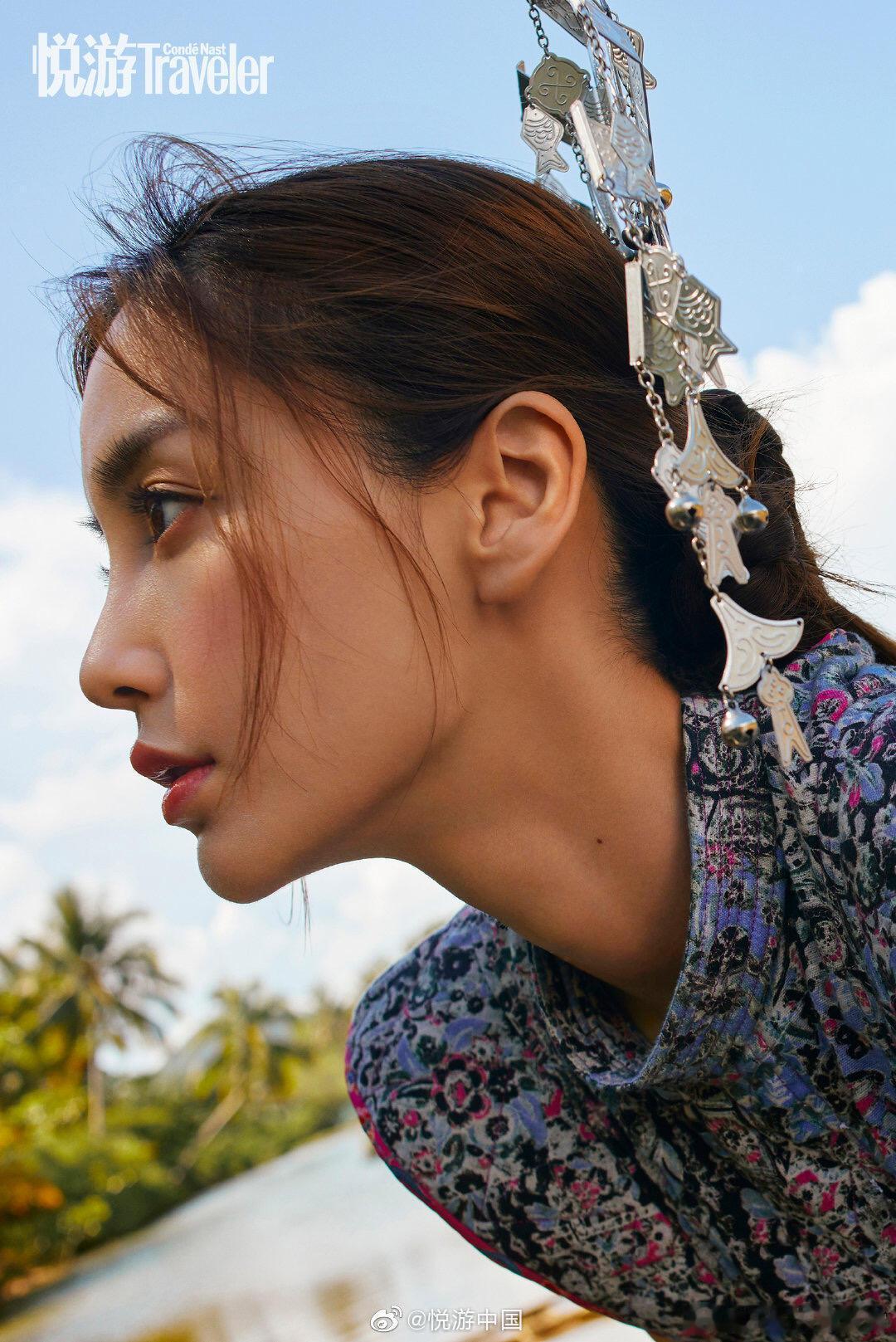 Angelababy羌族服饰路透完全就是建模脸来的，各种各样的服饰都可以驾驭！高