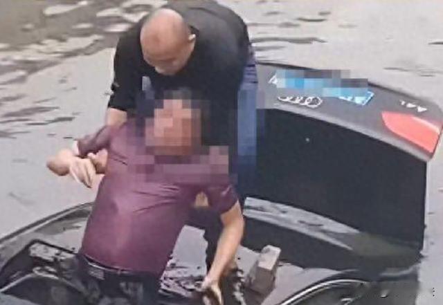 泰州，一名男子驾驶一台小型汽车，行驶在道路上。在礼让另外一台汽车时，男子避让不及