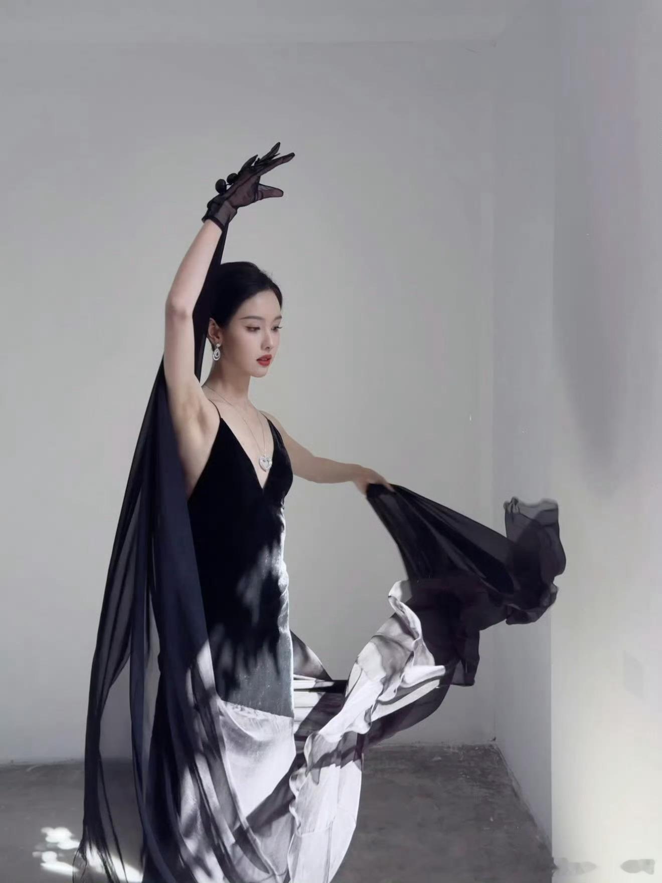 陈都灵最新分享日常，天鹅颈➕优雅体态，慕了慕了，许愿下辈子能成为陈都灵🐰