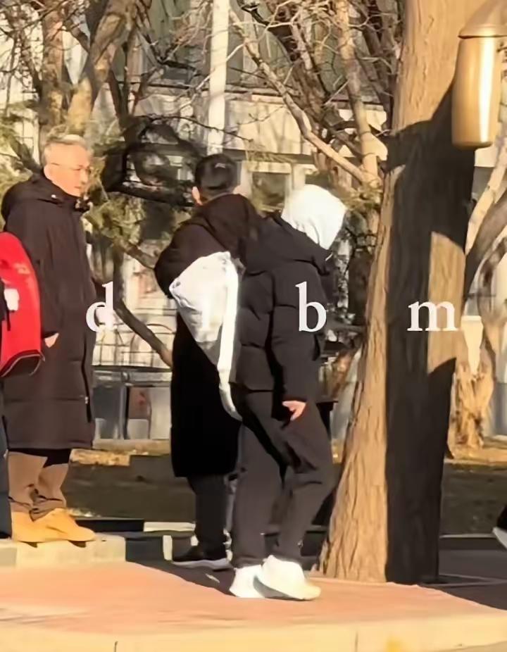 看到了1月23日新鲜的莎莎和曼昱下午上训去了！这几天一直能看到莎莎上训或者下训