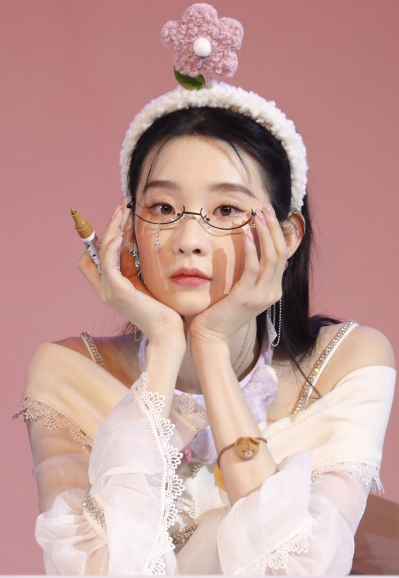 张艺凡真的好看，get到了眼镜