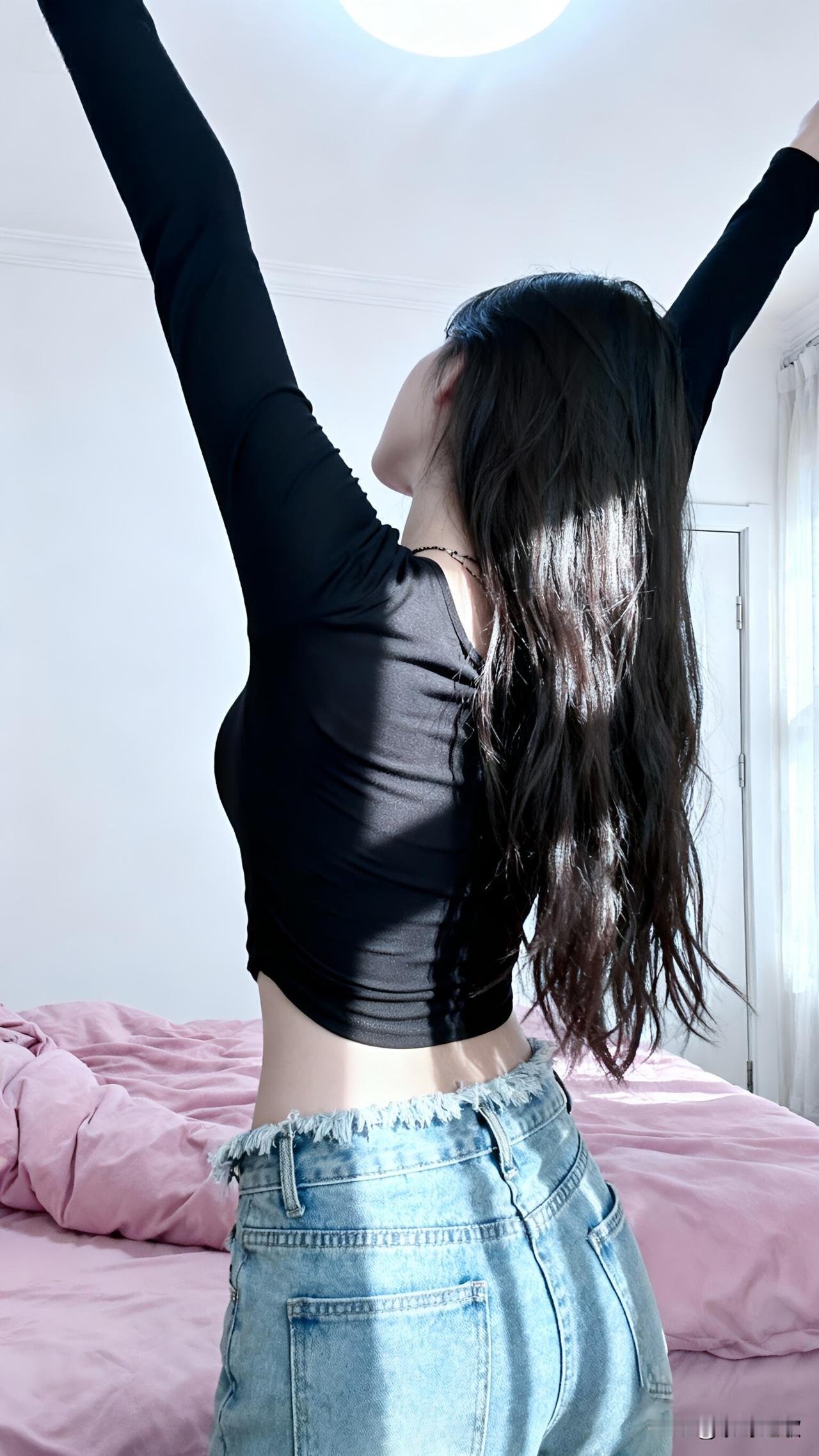 1.脊柱与背部线条背对镜头时，背部保持自然挺直，没有含胸、驼背或脊柱侧弯的迹