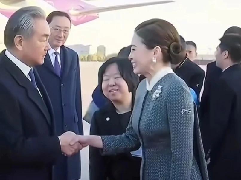 泰王后瞧着格外亲和，情绪价值直接拉满，情商更是出众，谦和恭谨的模样，让人打心底里