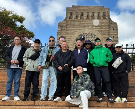 郭德纲带领高峰、栾云平、烧饼、张鹤伦等人去海外巡演了。第一站是南非约翰内斯堡