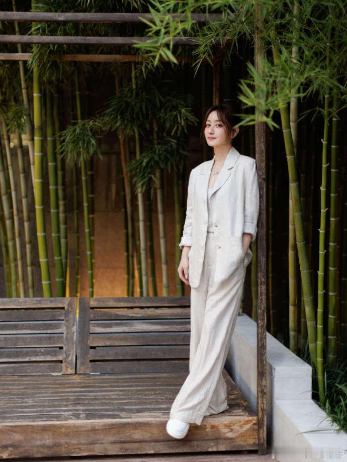 陈德容从壁画里走出来了陈德容的纯白look太让人惊喜！镜头里的她宛如壁画走