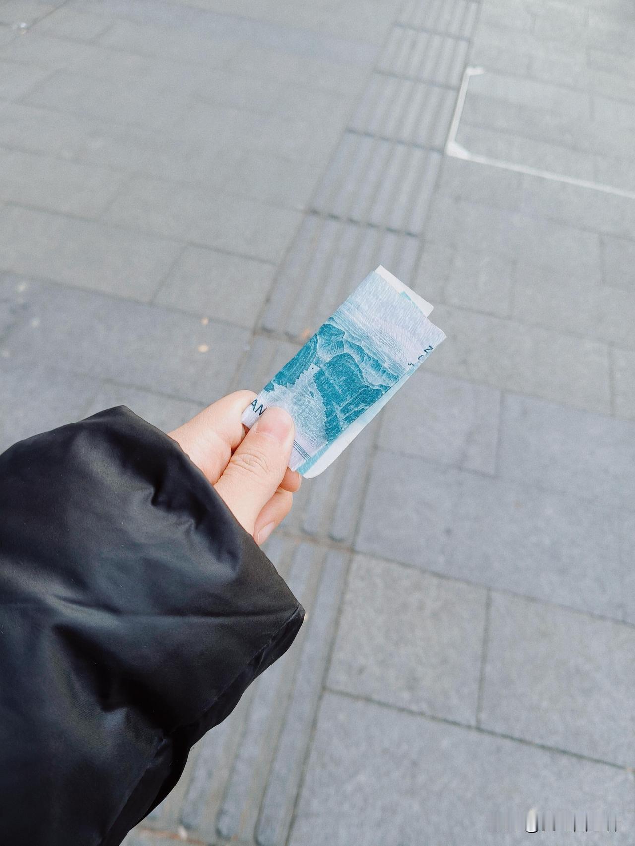 路边小孩哥塞我10块钱今天去见客户的路上路过一个学校，有几个小孩扒着栏杆在随机