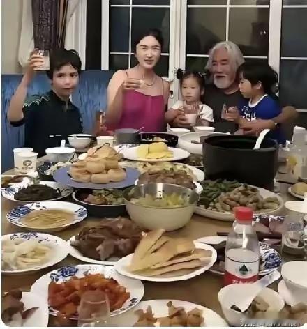 吃饭啦！快看！朱之文家吃饭啦！张纪中家吃饭啦！寺庙里的和尚们尼姑们也吃饭啦！大伙