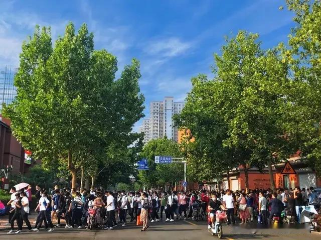 进入高中后会发现：高中相比初中更大的学习挑战，不仅是难度增加后思维跟不上，而是