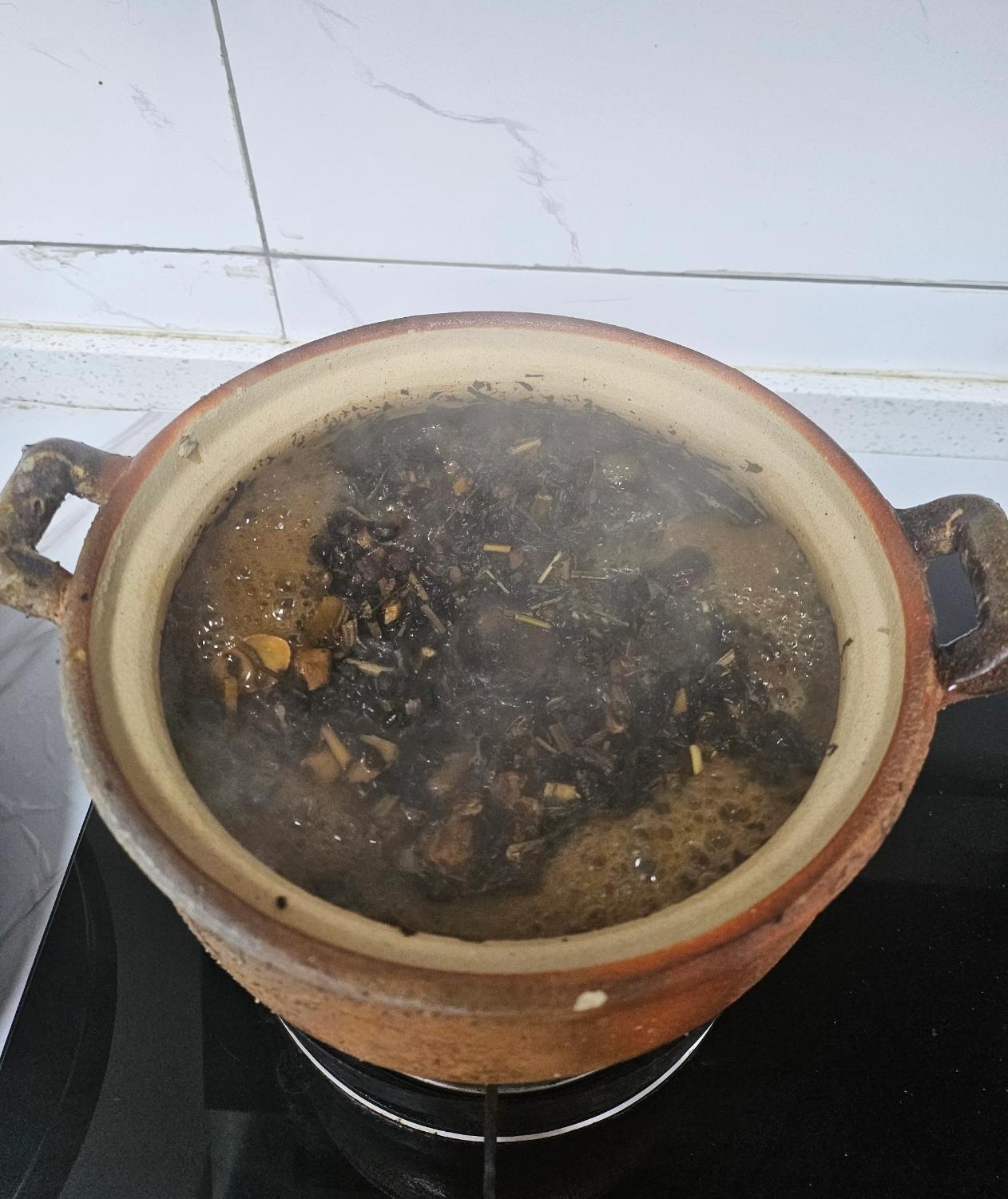 男人心里难以启齿的隐痛——早泄。民间也把这种情况叫作“见花泄”。不少女性都