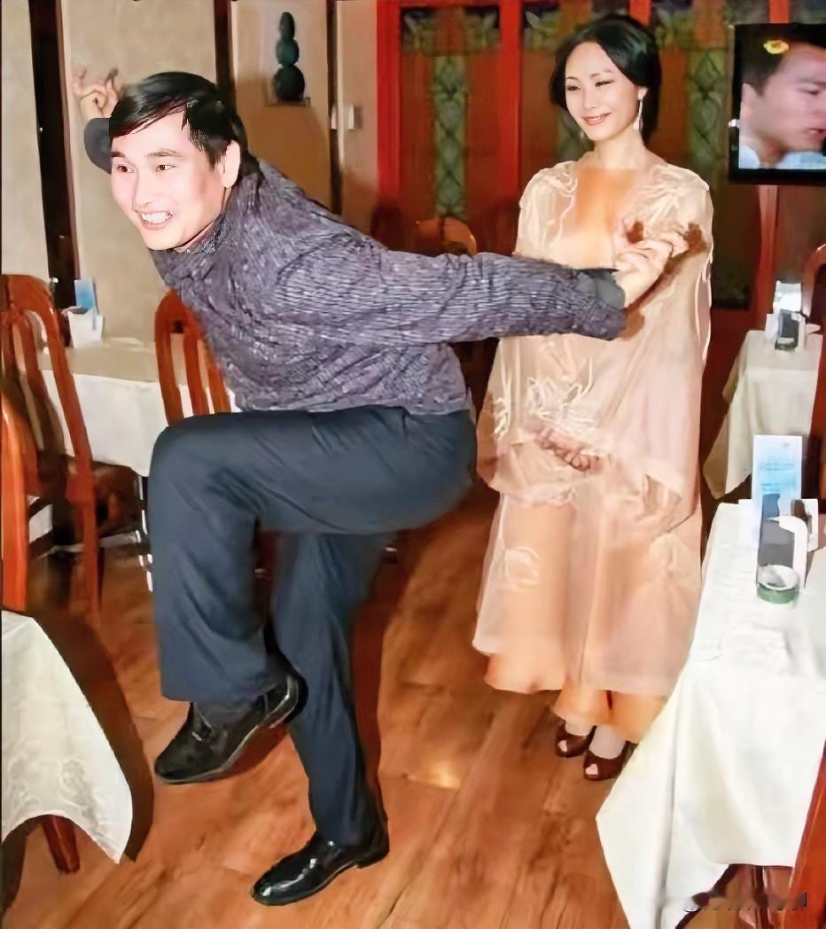 大衣哥年轻时候搞怪也是一把好手，酒过三巡还给于文华表演起了鹰抓功大鹏展翅。话说大衣哥朱之文最应该感谢