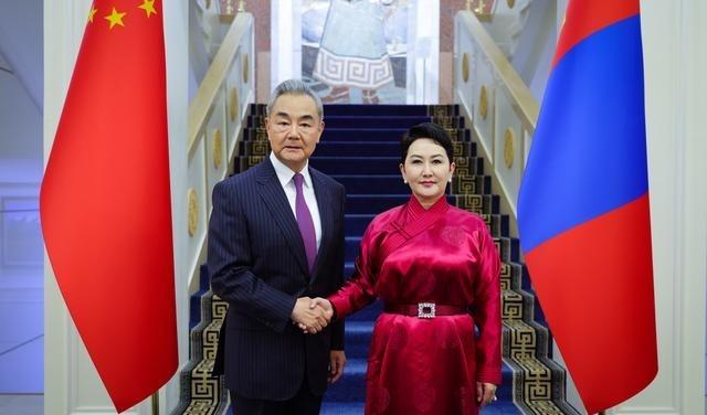 中国和蒙古国谈妥了。6月13日，蒙古国总统呼日勒苏赫在乌兰巴托会见中国外交部长王
