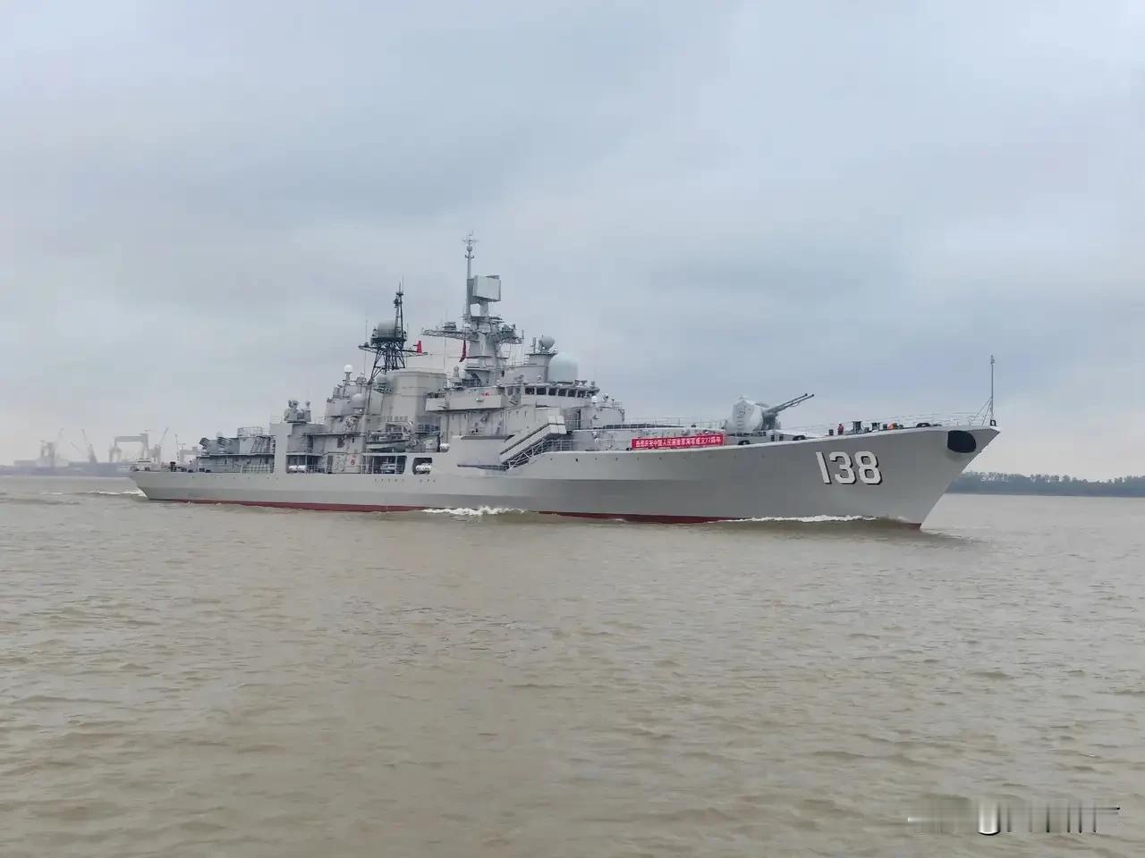 138“泰州”舰已经浴火新生，改装后的138舰配备了两座1130近防炮，前32后