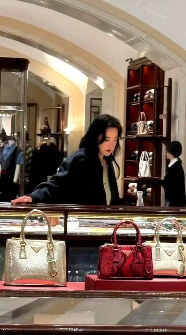 韩国偶遇贾玲逛名牌店，随意的卷发和长风衣，越看越像汤唯，明星瘦下来好轻松。