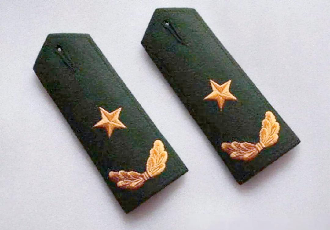 下面哪个职务，军龄时间最长？1、连长2、旅参谋部作训参谋3、营长