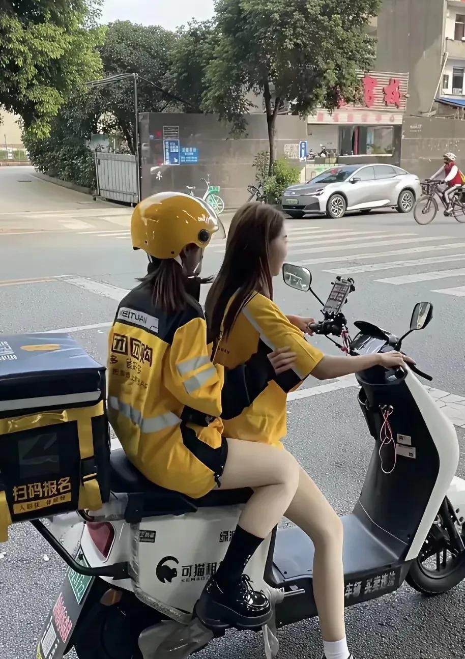 光腿送外卖，跑一天不晒得雀黑呀…
