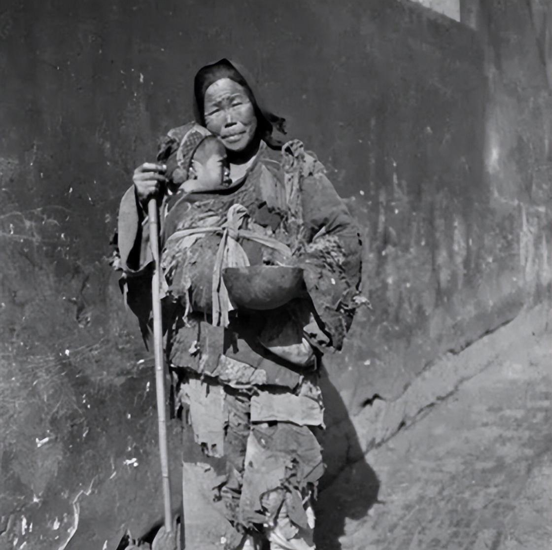 1949年，平江县县大院前走来一名女乞儿和黑瘦小孩，守门的还当她是来要饭的，一再