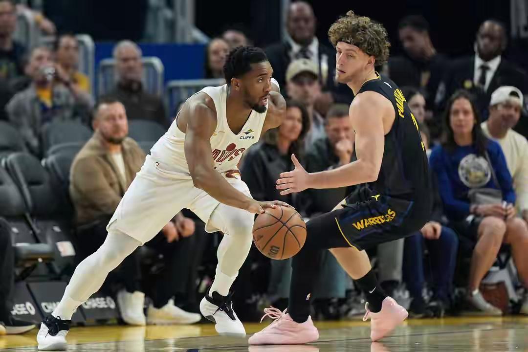 骑士凑齐最强首发阵容，等来全员健康，战胜勇士后，锁定东部季后赛。一、骑士首发阵