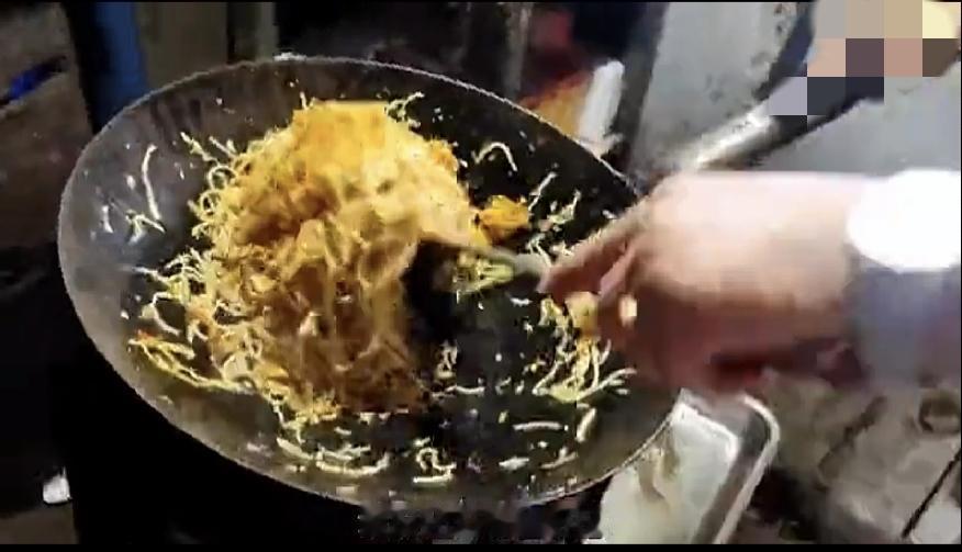 中国大叔在印度，娶媳妇生下5个孩，在孟买靠卖炒面过日子，买卖非常火爆，印度人排队