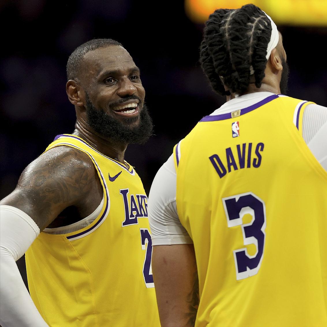 詹姆斯追平浓眉！湖人队史“两双”排名：1、魔术师——615次2、贝勒——61