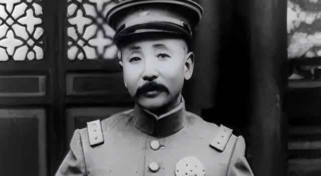 张作霖路过一个修鞋摊，见鞋匠干活慢，抬脚就踢了一下。鞋匠反手就给了他一巴掌，骂道