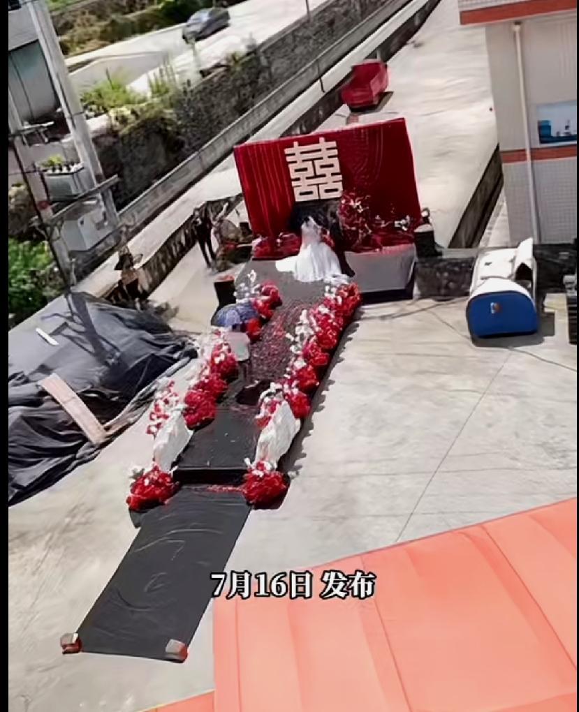尴尬了！最近刷到一场婚礼现场的视频，真的又好笑又心酸，太真实了！烈日当头的