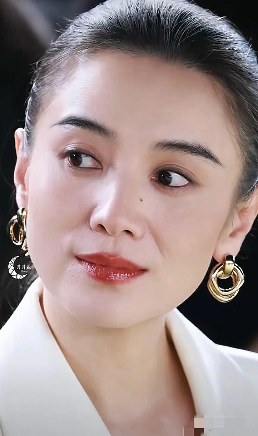 45岁宋佳提醒所有女人：无论条件多好，结婚生子要把握机缘，错过难再寻。她认为这是