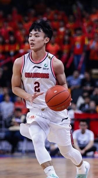 同是广东人，徐杰能取得那么高的成就，因为他的身上闪亮着易建联的优良品质本届全