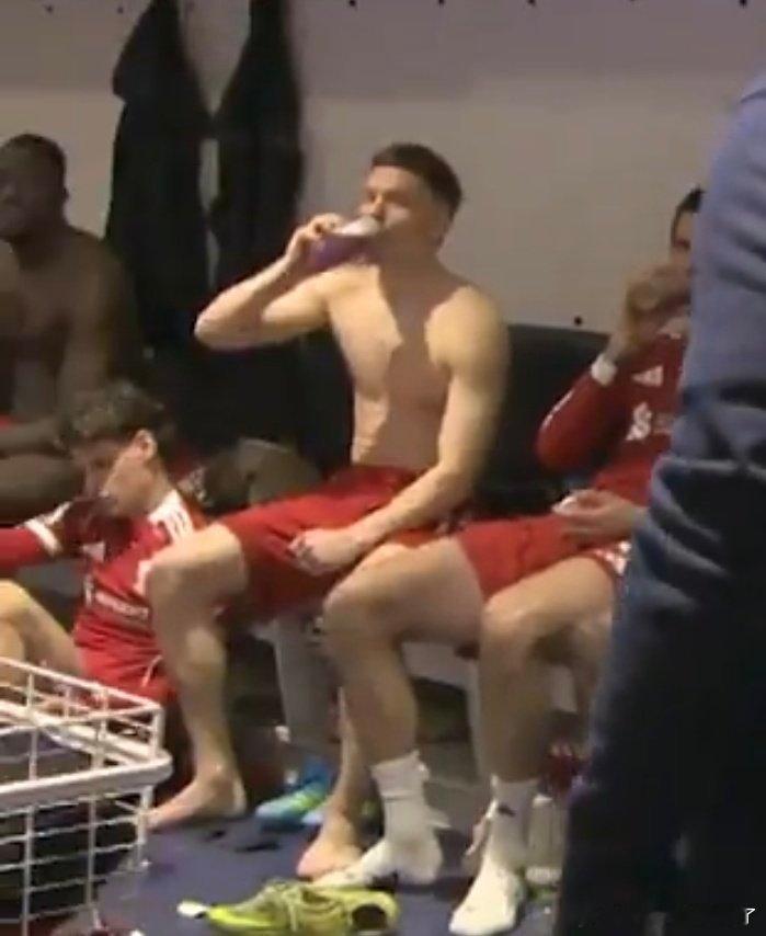 维尔茨被匈牙利两位老弟左右包围着678利物浦