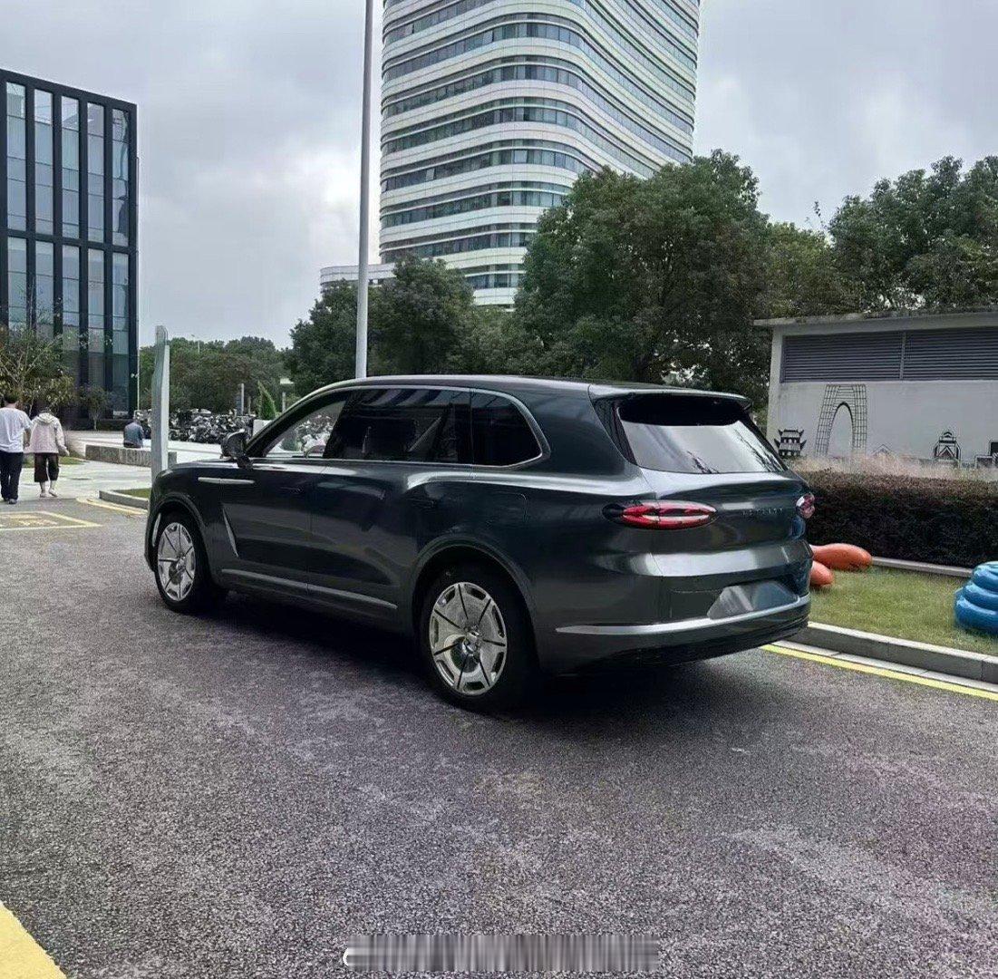 第一眼：宾利出新车了？第二眼：这是老头乐？第三眼：这到底是啥啊[捂脸哭]原来是追觅