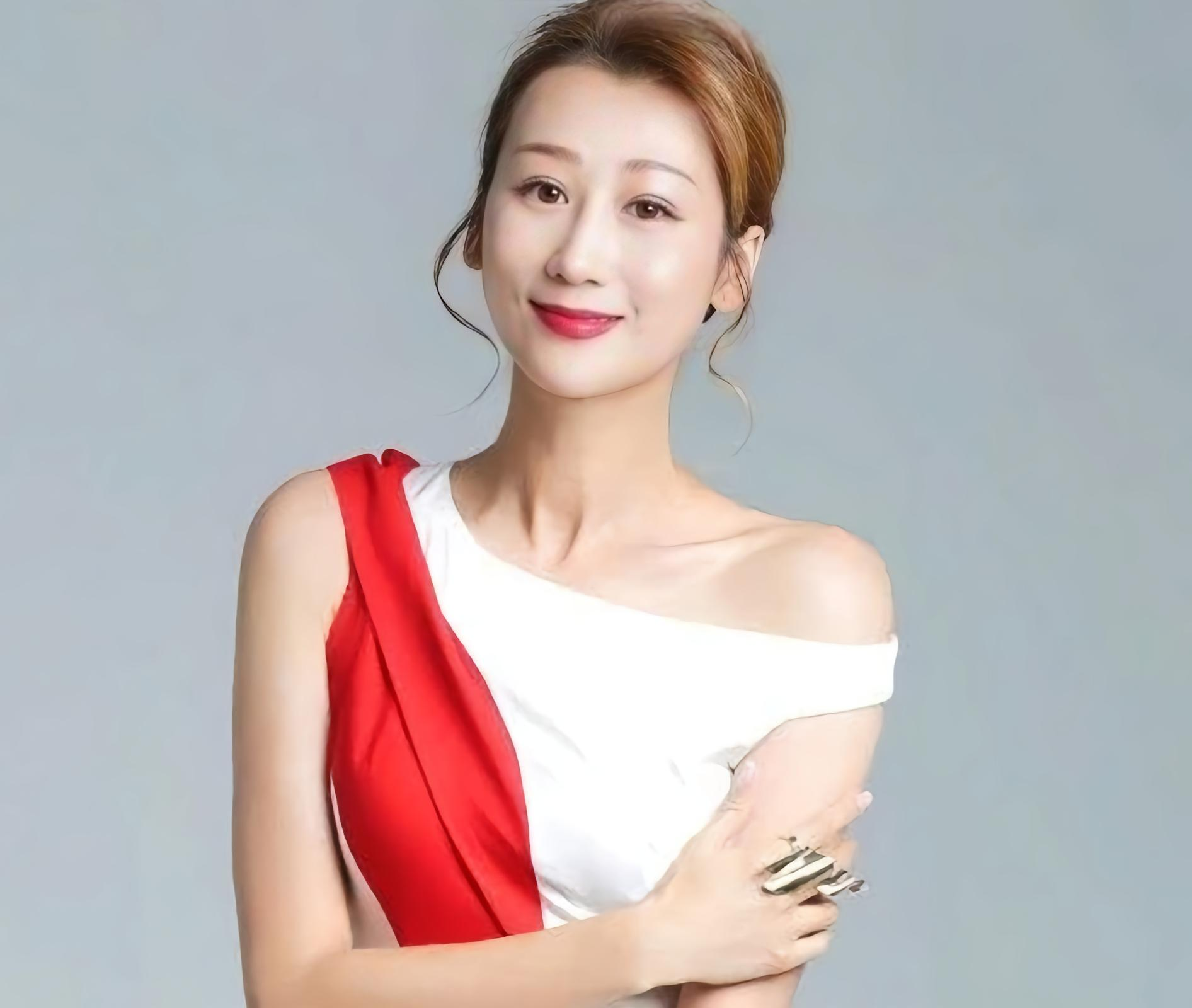 《饭没了秀》节目上，记者问蒋丽莎:“你家的饭菜吃不完怎么办？”蒋丽莎说:“给保姆