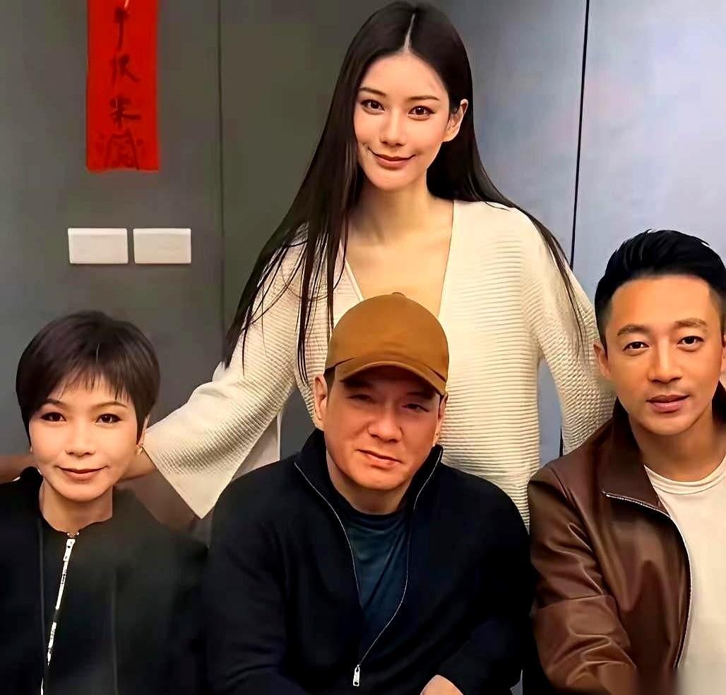 那个曾经只会被前丈母娘骂“憨”，只会闷头刷卡的男人，今年圣诞节，把礼物恭恭敬敬