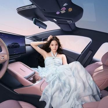 小鹏汽车创始人何小鹏，参考了欧阳娜娜的建议来改款MONAM03新车。