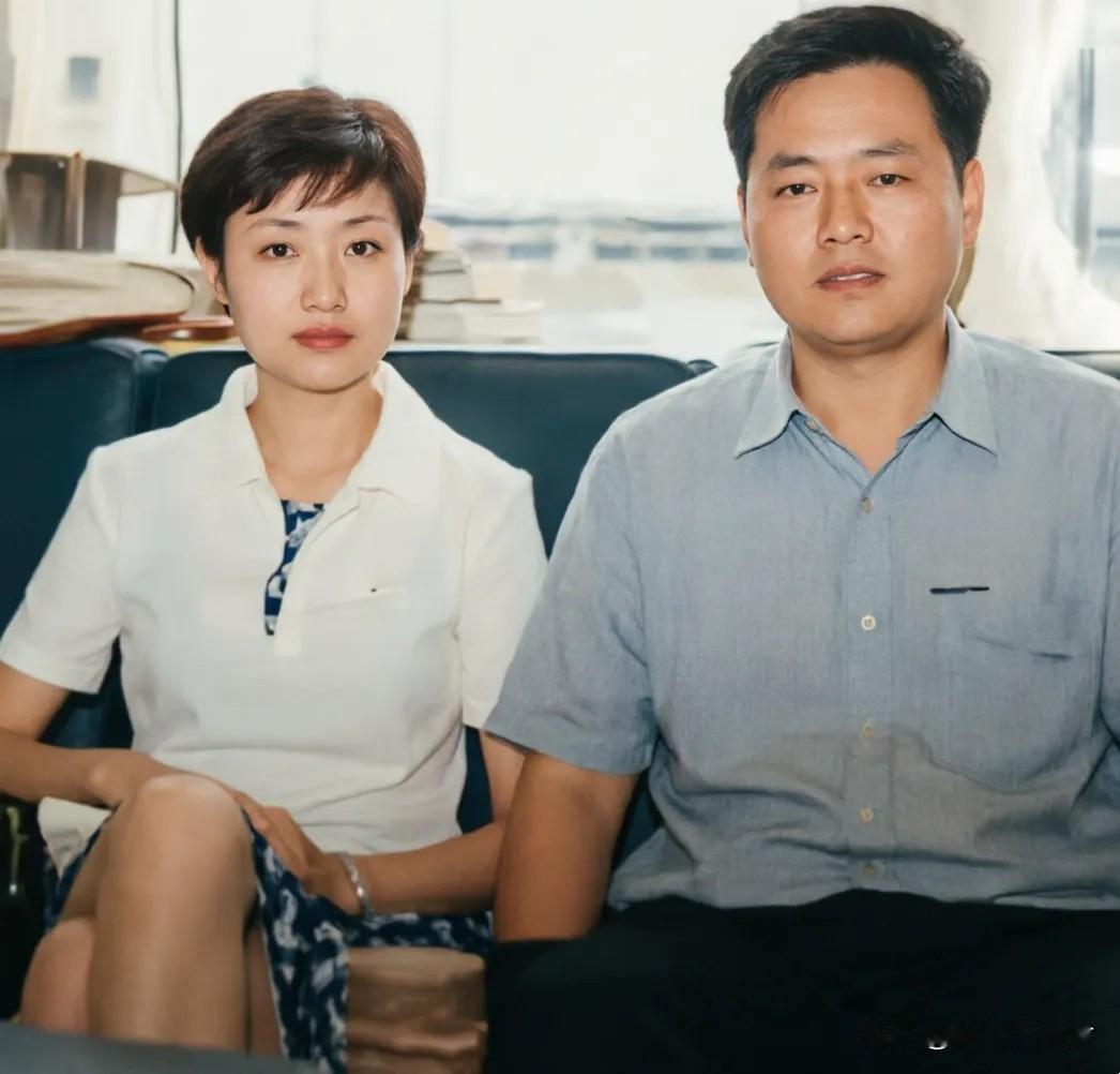 90年代中期，周涛与第一任丈夫姚科在办公室的留影。这时周涛年纪尚轻，留着清爽利落