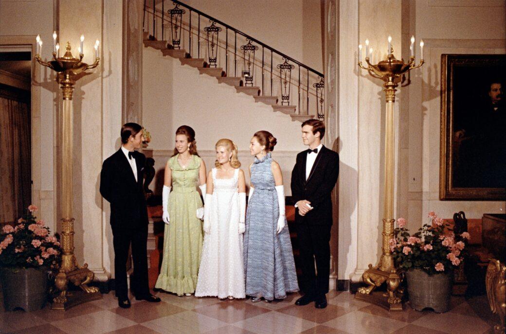 查尔斯王子第一次访美是1970年，他21岁，安妮公主19岁，两人对美都进行为期