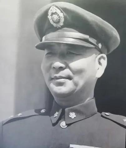 1948年8月，蒋军组建十二兵团，胡琏认为司令官非己莫属，杨伯涛等人都筹备庆祝宴