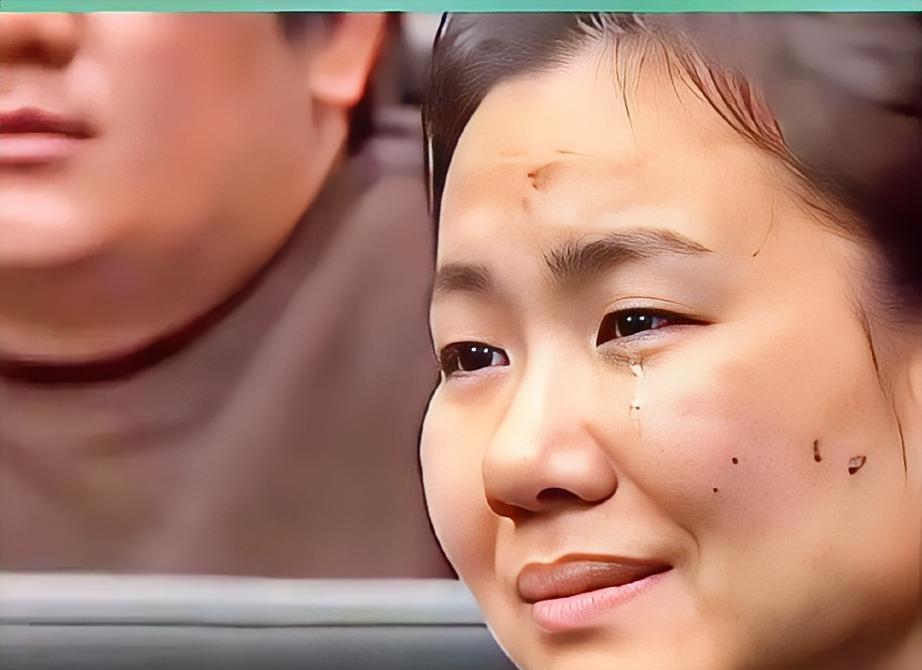 她终于知道怕了！以前呼风唤雨的明珍珍在庭审时，如今没了红润气色了，能怪谁呢？