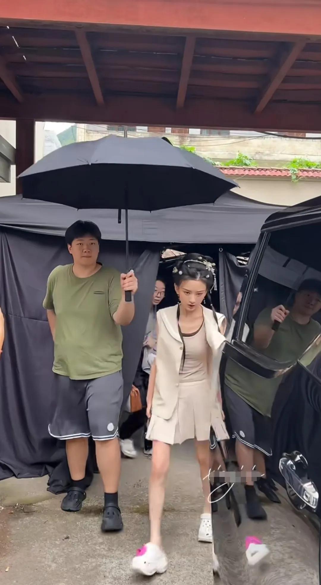 宋祖儿，这么厚的洞洞鞋，把腿显得和竹竿一样。