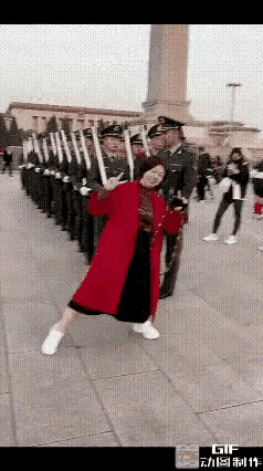令人作呕，真是无知者无畏！太丢人了，这是哪家的大妈，赶紧领回去。这个穿红大衣的