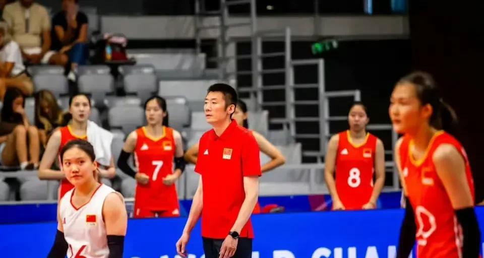 中国女排高歌猛进，中国排球却陷入“洼地”。赵勇执教的中国女排新人辈出，世联赛所向