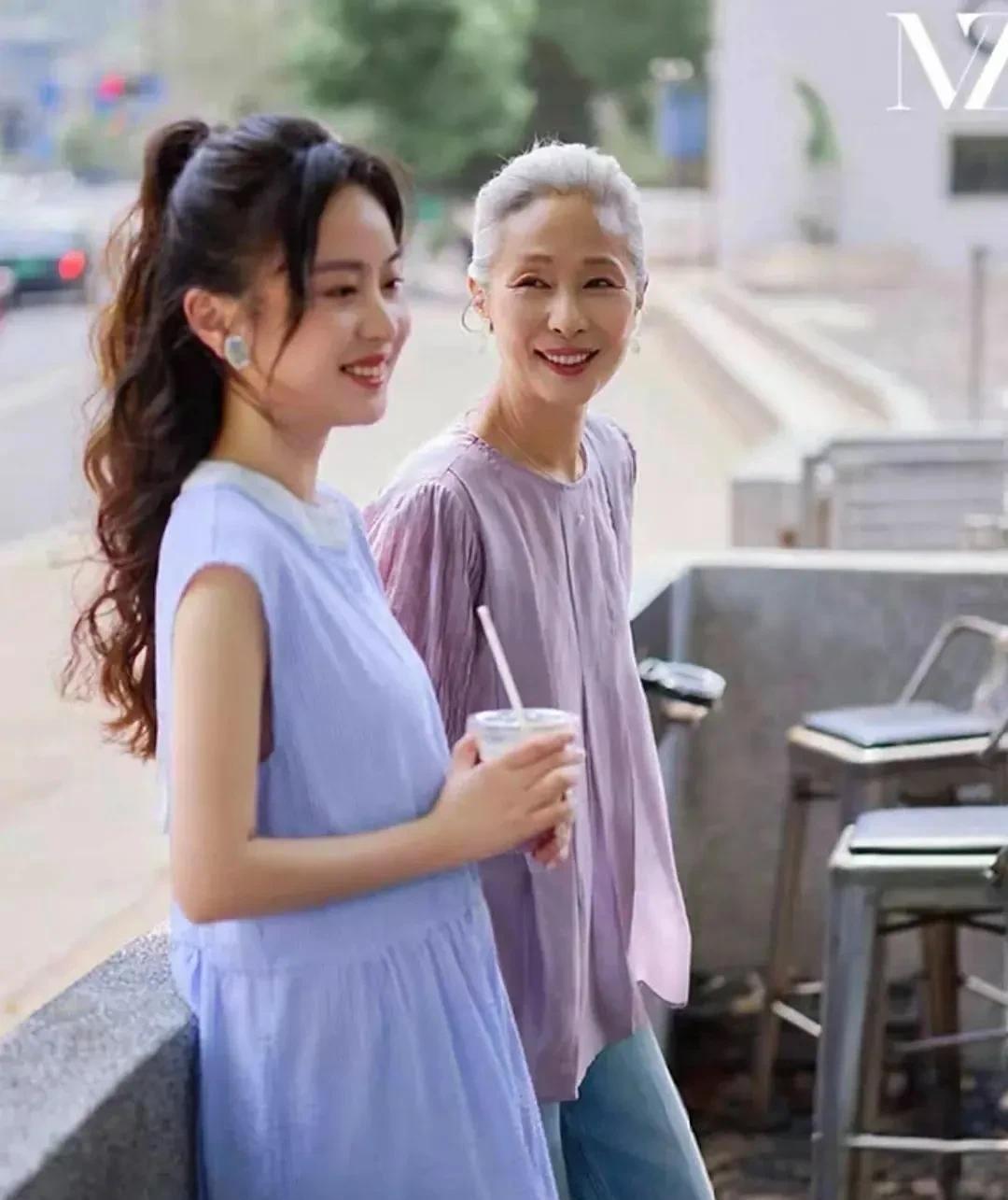 仔细看这些白发老人您还会染头发吗？有没有觉得白发更洋气？反正我的头发白了是