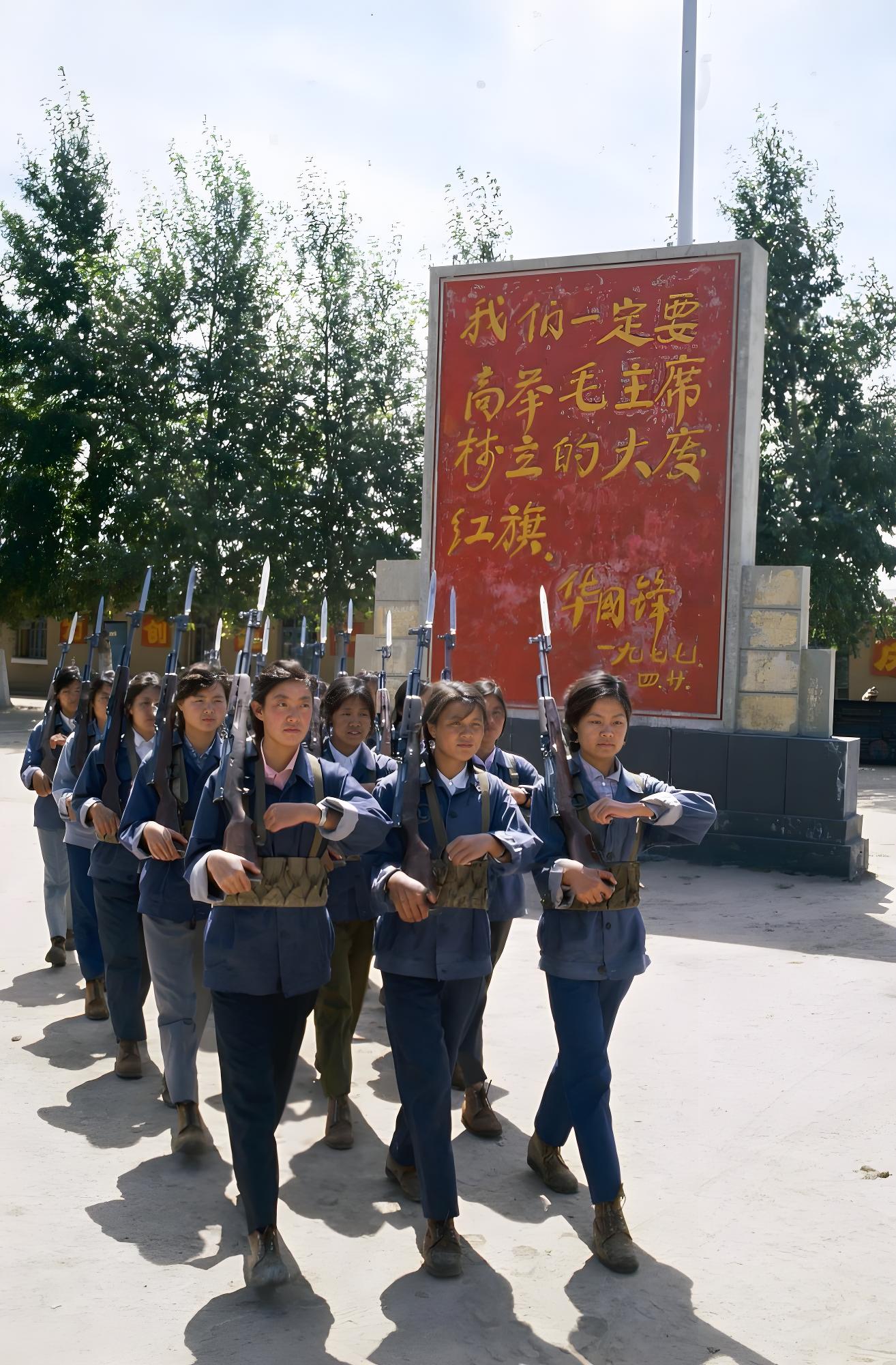 1978年前后的大庆，由外国摄影家AlainNogues拍摄，一处炼油厂的院内