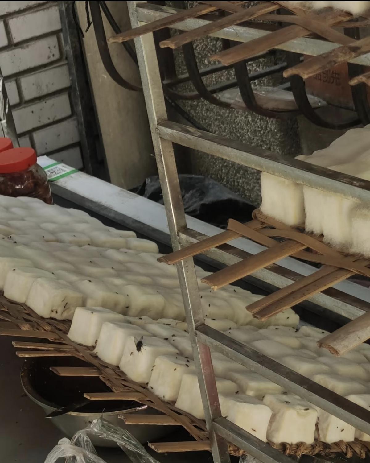 今天上午出门买菜，在小巷子看到一幕真给我恶心坏了。路边一个卖香煎毛豆腐的小推车，