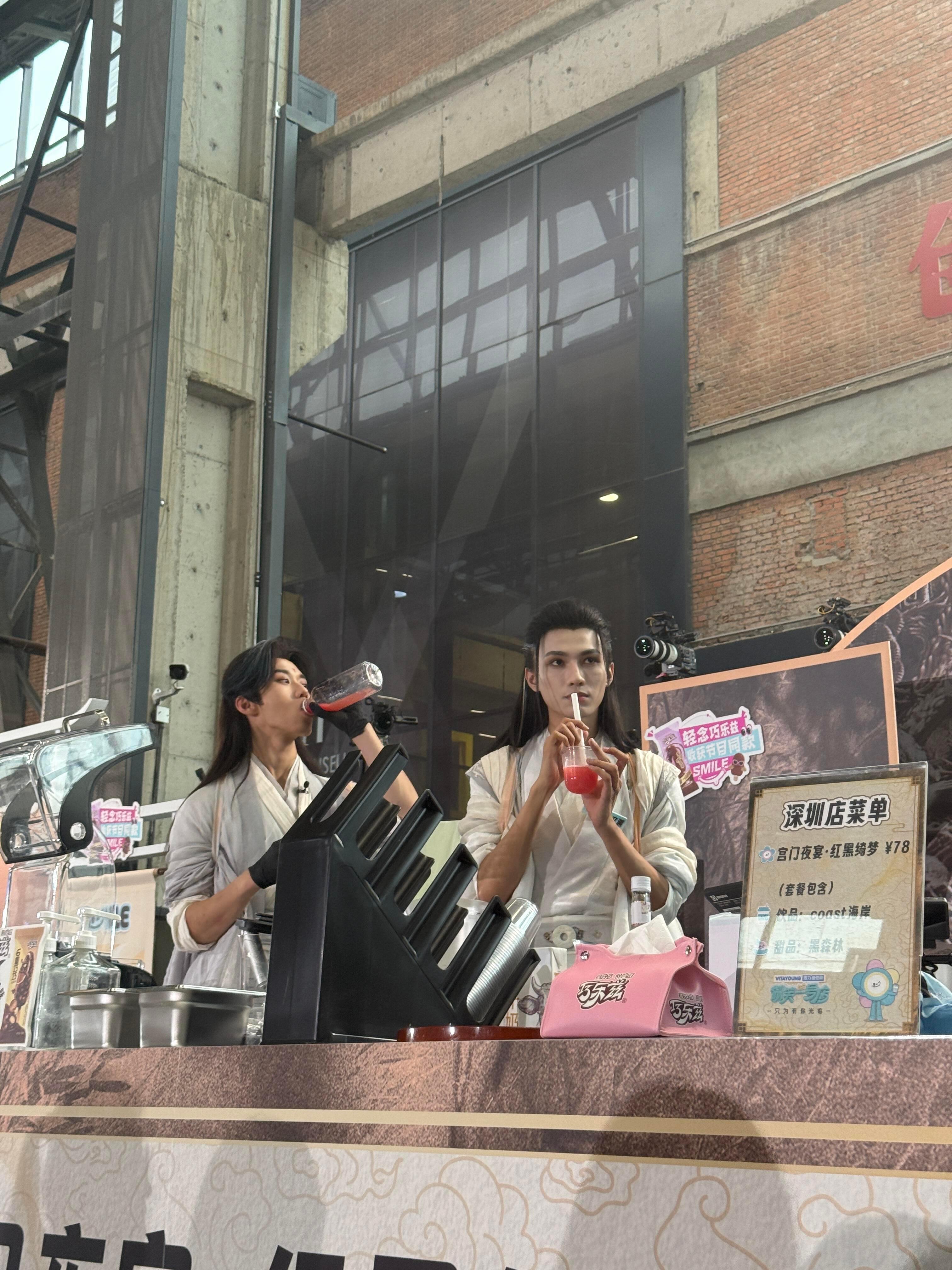 被哈尔滨人的情绪价值点燃了笑出鹅叫！哈尔滨人把商战玩成演唱会，微笑店门口'哈尔滨