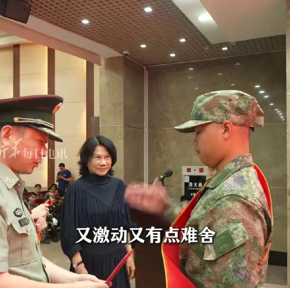 又激动又难舍，董明珠“上交”12名士兵的举动，火到新华社了又火了一把的她，有点