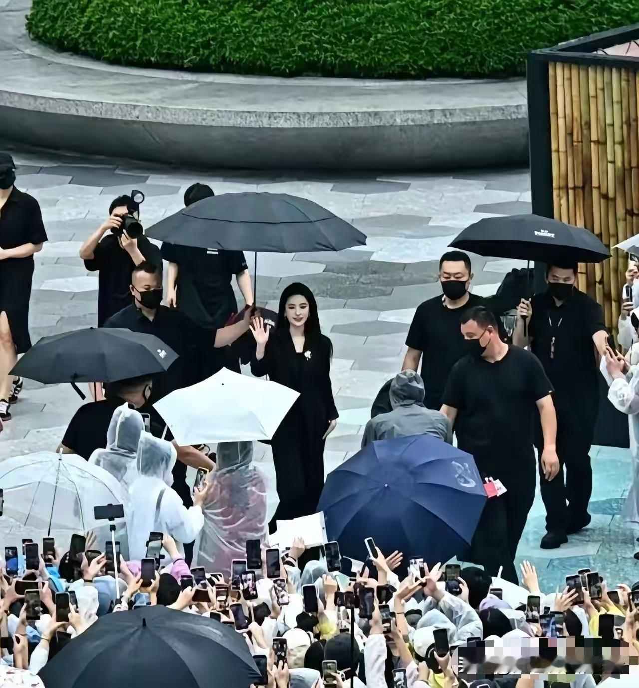 不得不说，刘亦菲这次真的赢麻了！8月18日，全国都在下半旗志哀。同一天，刘亦