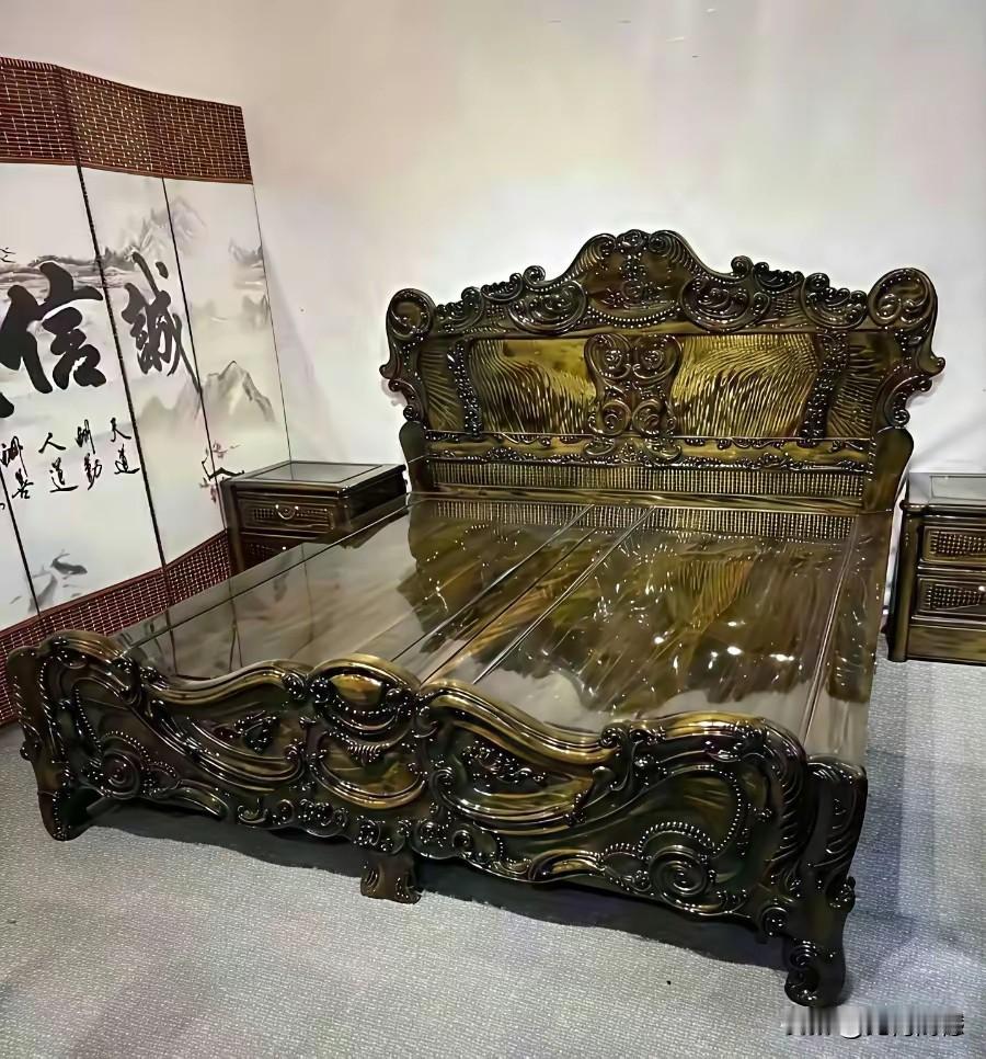 这张床应该是金丝楠木做成的，金丝楠木被称为帝王之木，这么大的一张床，价格恐怕是惊